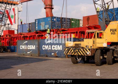 Beirut, Libanon. November 2024. Ein von neun türkischen NRO unter der Leitung der Vereinigung „Sadakataşı“ organisiertes Schiff aus der Türkei kommt am 1. November 2024 im Hafen von Beirut im Libanon an. Das Schiff befördert rund 1.000 Tonnen humanitäre Hilfe, aufgeteilt in 125 Container und 683 Paletten, was 150 LKW entspricht. Foto: Marc Fayad/ABACAPRESS. COM Credit: Abaca Press/Alamy Live News Stockfoto