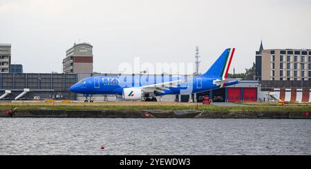 London, Großbritannien - 20. September 2024 - ITA Airways Airbus A220-100 auf der Landebahn des London City Airport LCY-Registrierung I-ADVA Stockfoto