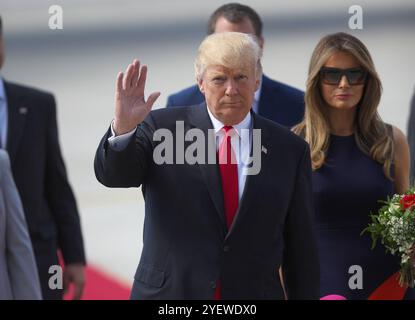 US-Präsident Donald Trump winkt in die Kamera bei seiner Ankunft zum G20-Gipfel in Hamburg im Juli 2017. US-Präsident Donald Trump winkt in die Kamera bei seiner Ankunft zum G20-Gipfel in Hamburg im Juli 2017. Hamburg Hamburg Deutschland *** US-Präsident Donald Trump winkt bei seiner Ankunft beim G20-Gipfel in Hamburg im Juli 2017 zur Kamera bei seiner Ankunft beim G20-Gipfel in Hamburg im Juli 2017 winkt US-Präsident Donald Trump zur Kamera Hamburg Deutschland Stockfoto