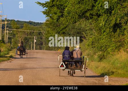 Amish-Buggys passieren eine Schotterstraße im Mecosta County, Michigan, USA [keine Veröffentlichungen; nur redaktionelle Lizenzierung] Stockfoto