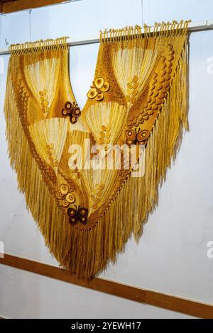 Wandteppich des ukrainischen Mykhailo Bilas. Makramee-Wand. Ukraine, Truskawets - 10. August 2024 Stockfoto