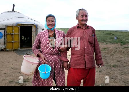 Das Tägliche Leben. Melken. Mongolische Nomaden. Mongolei Stockfoto