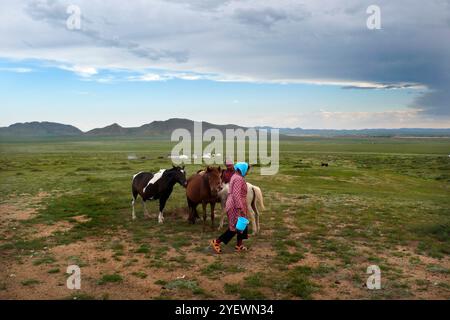 Das Tägliche Leben. Melken. Mongolische Nomaden. Mongolei Stockfoto