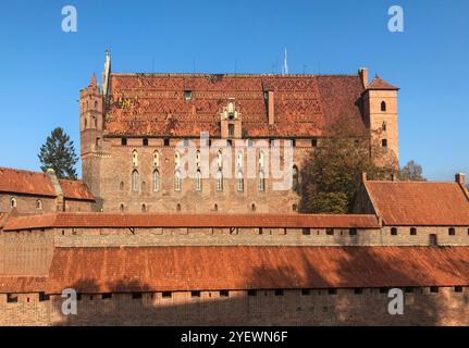 Malbork, Polen – Burg in Malbork, Marienburg vom Fluss Nogat aus gesehen. Deutsche Ritterarchitektur in Polen. Stockfoto