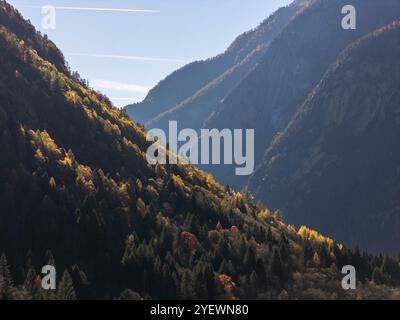 Luftaufnahme der Herbstberge in Val di Mello, Provinz Sondrio, Lombardei, Italien Stockfoto