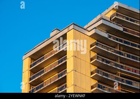 Detail der Fenster und Balkone eines Hochhauses in Molenbeek, Hauptstadt Brüssel, Belgien, 23. Oktober 2024 Stockfoto