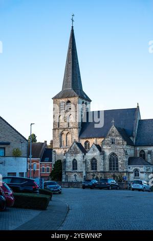 Die St. Peter Kirche im Dorf Itterbeek, Flandern, Belgien, 23. Oktober 2024 Stockfoto