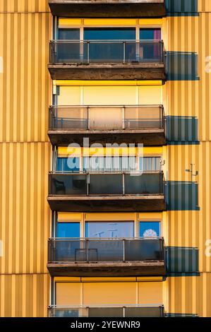 Detail der Fenster und Balkone eines Hochhauses in Molenbeek, Hauptstadt Brüssel, Belgien, 23. Oktober 2024 Stockfoto