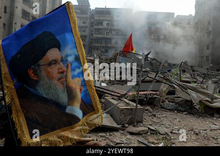 Beirut, Beirut, Libanon. November 2024. Ein Bild des pro-iranischen Hisbollah-Attentäters Hassan Nasrallah ist vor Trümmern des abgeflachten Gebäudes ausgestellt, die durch israelische Luftangriffe auf den südlichen Vorort Beiruts verursacht wurden. (Kreditbild: © Marwan Naamani/ZUMA Press Wire) NUR REDAKTIONELLE VERWENDUNG! Nicht für kommerzielle ZWECKE! Stockfoto