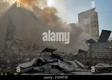 Beirut, Beirut, Libanon. November 2024. moke weht aus den Trümmern zerstörter Gebäude, die von israelischen Luftangriffen auf den südlichen Vorort Beiruts, einem Brutgebiet der pro-iranischen Hisbollah, angegriffen wurden. (Kreditbild: © Marwan Naamani/ZUMA Press Wire) NUR REDAKTIONELLE VERWENDUNG! Nicht für kommerzielle ZWECKE! Stockfoto