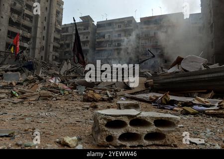 Beirut, Beirut, Libanon. November 2024. Flaggen der pro-iranischen Hisbollah werden auf zerstörten Gebäuden angebracht, die von israelischen Luftangriffen auf den südlichen Vorort Beiruts angegriffen wurden, einem Bruttoraum der Gruppe (Credit Image: © Marwan Naamani/ZUMA Press Wire). Nicht für kommerzielle ZWECKE! Stockfoto