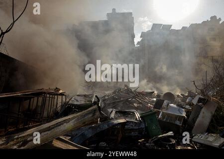 Beirut, Beirut, Libanon. November 2024. Aus den Trümmern zerstörter Gebäude, die von israelischen Luftangriffen auf den südlichen Vorort Beiruts angegriffen wurden, einer Brutstätte der pro-iranischen Hisbollah. (Kreditbild: © Marwan Naamani/ZUMA Press Wire) NUR REDAKTIONELLE VERWENDUNG! Nicht für kommerzielle ZWECKE! Stockfoto