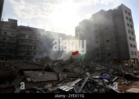 Beirut, Libanon. November 2024. Die schwelenden Trümmer am Ort der nächtlichen israelischen Luftangriffe, die das Viertel Kafaat in den südlichen Vororten von Beirut am Freitag, dem 1. November 2024, angriffen. Der libanesische Premierminister warf Israel vor, einen Waffenstillstand abgelehnt zu haben, nachdem das israelische Militär die Hisbollah-Festung in Süd-Beirut bombardiert hatte. Foto: Fadel Itani/UPI Credit: UPI/Alamy Live News Stockfoto