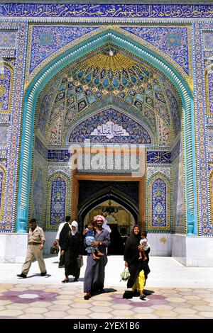 Kerbala, Szenen des täglichen Lebens vor der Abu Al Fadhil Al Abbas Shirne-Moschee Stockfoto