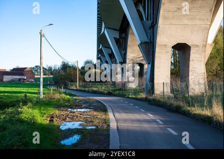 Bau von Radwegen und Betonbrücken in Sint Anna Pede, Flandern, Belgien Stockfoto