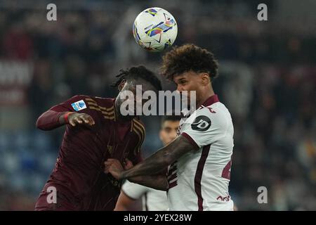 Kouadio Kone von AS Roma und Valentino Lazaro vom FC Turin während des Fußballspiels der Serie A zwischen AS Roma und Turin FC im Olimpico-Stadion in Rom (Italien) am 31. Oktober 2024. Stockfoto