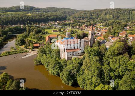 Kloster altes Sazava-Gebäude in der Tschechischen Republik aus der Vogelperspektive in HDR. Hochwertige Fotos Stockfoto