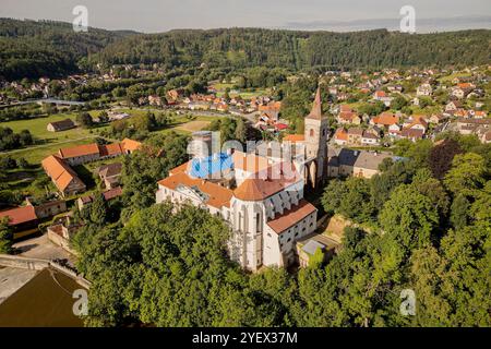 Kloster altes Sazava-Gebäude in der Tschechischen Republik aus der Vogelperspektive in HDR. Hochwertige Fotos Stockfoto