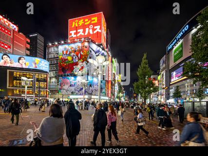 Überfülltes Kabukicho-Viertel bei Nacht mit hell beleuchteten Gebäuden und Werbeanzeigen in Tokio, Japan am 9. Oktober 2024, Stockfoto