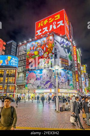 Überfülltes Kabukicho-Viertel bei Nacht mit hell beleuchteten Gebäuden und Werbeanzeigen in Tokio, Japan am 9. Oktober 2024, Stockfoto