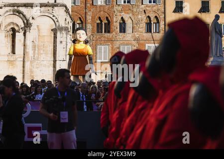 Lucca, Italien. 31. Oktober 2024. Ein Cosplayer nimmt am 31. Oktober 2024 an der Pressekonferenz von Netflix's Squid Game Season 2 bei Lucca Comics & Games in Lucca, Italien, Teil. (Foto: Alessandro Bremec/NurPhoto) Credit: NurPhoto SRL/Alamy Live News Stockfoto