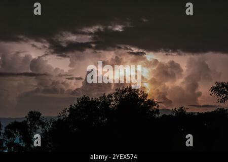 Lange Exposition eines nächtlichen Sturms über den westlichen Andengebirgen in Zentral-Kolumbien, gefangen von einer Farm in den östlichen Bergen. Stockfoto