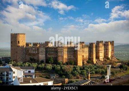 Spektakulärer Blick auf die Mauern und Türme der mittelalterlichen Burg Burgalimar in Baños de la Encina, Jaén, Andalusien, Spanien mit Abendlicht Stockfoto