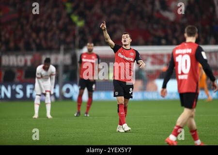 Leverkusen, Deutschland. November 2024. Fußball: Bundesliga, Bayer Leverkusen - VfB Stuttgart, Spieltag 9, BayArena: Leverkusens Granit Xhaka gestikuliert. WICHTIGER HINWEIS: Gemäß den Vorschriften der DFL Deutscher Fußball-Liga und des DFB Deutscher Fußball-Bundes ist es verboten, im Stadion und/oder im Spiel aufgenommene Fotografien in Form von sequenziellen Bildern und/oder videoähnlichen Fotoserien zu verwenden oder zu verwenden. Quelle: Rolf Vennenbernd/dpa/Alamy Live News Stockfoto