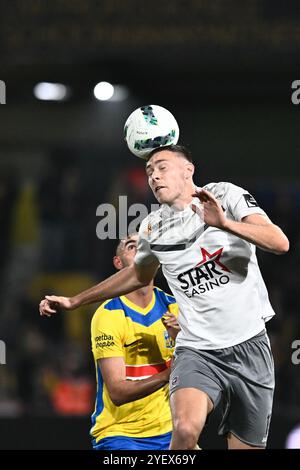 Westerlo, Belgien. November 2024. Dender's Aurelien Scheidler kämpft um den Ball während eines Fußballspiels zwischen KVC Westerlo und FCV Dender EH in Westerlo, am 13. Tag der Saison 2024-2025 der ersten Liga der „Jupiler Pro League“ der belgischen Meisterschaft, Freitag, den 1. November 2024. BELGA FOTO JOHAN EYCKENS Credit: Belga News Agency/Alamy Live News Stockfoto