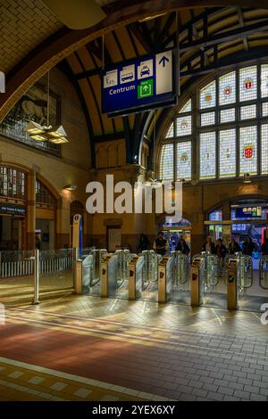 Die Fahrkartenschranken am Bahnhof Haarlem, Haarlem, Niederlande Stockfoto