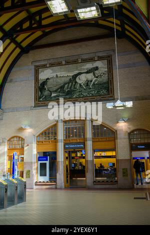 Die Tickethalle am Bahnhof Haarlem, Haarlem, Niederlande Stockfoto