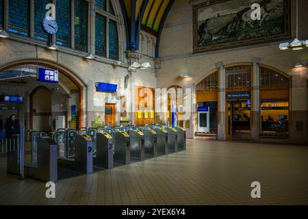 Die Fahrkartenschranken am Bahnhof Haarlem, Haarlem, Niederlande Stockfoto