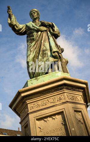 Die Laurens Janszoon Coster Statue am Grote Markt, Haarlem, Niederlande Stockfoto