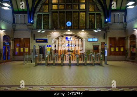 Die Fahrkartenschranken am Bahnhof Haarlem bei Nacht, Haarlem, Niederlande Stockfoto