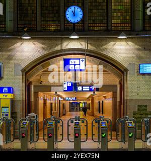 Die Fahrkartenschranken am Bahnhof Haarlem bei Nacht, Haarlem, Niederlande Stockfoto