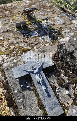 Landfriedhof am Allerheiligen-Tag. Anbetung und Erinnerung an die Toten. Périgord, Dordogne, Nouvelle Aquitaine, Frankreich, Europa. Foto von Hugo Martin. Stockfoto