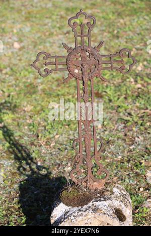 Landfriedhof am Allerheiligen-Tag. Anbetung und Erinnerung an die Toten. Périgord, Dordogne, Nouvelle Aquitaine, Frankreich, Europa. Foto von Hugo Martin. Stockfoto