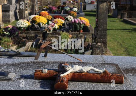 Landfriedhof am Allerheiligen-Tag. Anbetung und Erinnerung an die Toten. Périgord, Dordogne, Nouvelle Aquitaine, Frankreich, Europa. Foto von Hugo Martin. Stockfoto