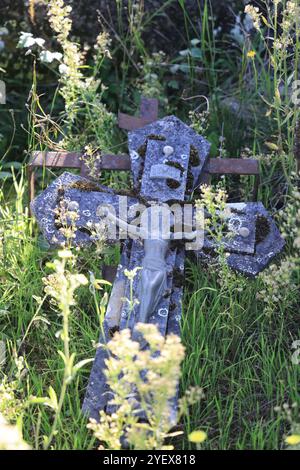 Landfriedhof am Allerheiligen-Tag. Anbetung und Erinnerung an die Toten. Périgord, Dordogne, Nouvelle Aquitaine, Frankreich, Europa. Foto von Hugo Martin. Stockfoto