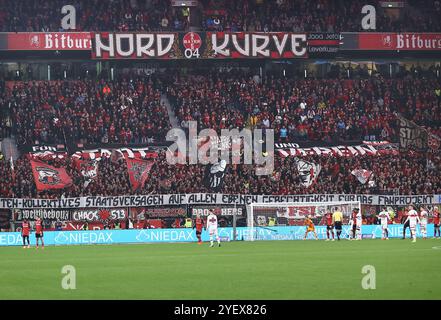 Leverkusen, Deutschland. November 2024. Fußball: Bundesliga, Bayer Leverkusen - VfB Stuttgart, Spieltag 9, BayArena: Leverkusen Fans zeigen Banner. WICHTIGER HINWEIS: Gemäß den Vorschriften der DFL Deutscher Fußball-Liga und des DFB Deutscher Fußball-Bundes ist es verboten, im Stadion und/oder im Spiel aufgenommene Fotografien in Form von sequenziellen Bildern und/oder videoähnlichen Fotoserien zu verwenden oder zu verwenden. Quelle: Rolf Vennenbernd/dpa/Alamy Live News Stockfoto