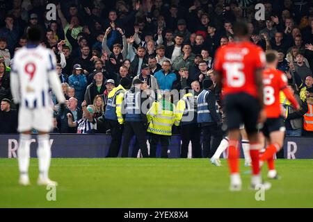 Medizinisches Personal kümmert sich um einen Fan auf den Tribünen während eines Stopps im Spiel während des Sky Bet Championship Matches an der Kenilworth Road, Luton. Bilddatum: Freitag, 1. November 2024. Stockfoto