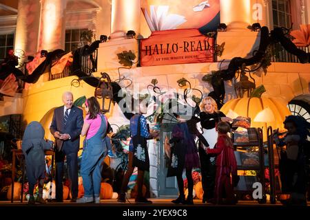 Washington, Usa. November 2024. U. US-Präsident Joe Biden und First Lady Jill Biden verteilen Süßigkeiten und Bücher an Trick-or-Treatter, die Halloween im Südportico des Weißen Hauses feiern, 30. Oktober 2024 in Washington, DC Credit: Adam Schultz/White House Photo/Alamy Live News Stockfoto