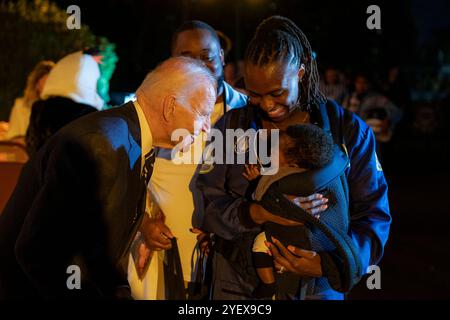 Washington, Usa. November 2024. U. US-Präsident Joe Biden verteilt Süßigkeiten und Bücher an Trick-or-Treatter, die Halloween im Südportico des Weißen Hauses feiern, 30. Oktober 2024 in Washington, DC Credit: Adam Schultz/White House Photo/Alamy Live News Stockfoto