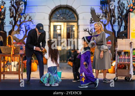 Washington, Usa. November 2024. U. US-Präsident Joe Biden und First Lady Jill Biden verteilen Süßigkeiten und Bücher an Trick-or-Treatter, die Halloween im Südportico des Weißen Hauses feiern, 30. Oktober 2024 in Washington, DC Credit: Adam Schultz/White House Photo/Alamy Live News Stockfoto
