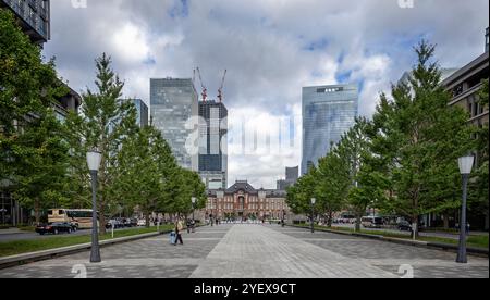 Panoramablick auf den Bahnhof Tokio und den Marunouchi-Platz und den breiten Boulevard, der zu ihm führt, in Tokio, Japan am 10. Oktober 2024 Stockfoto