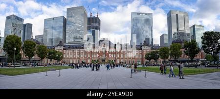 Panoramablick auf den Bahnhof Tokio und den Marunouchi-Platz in Tokio, Japan am 10. Oktober 2024 Stockfoto