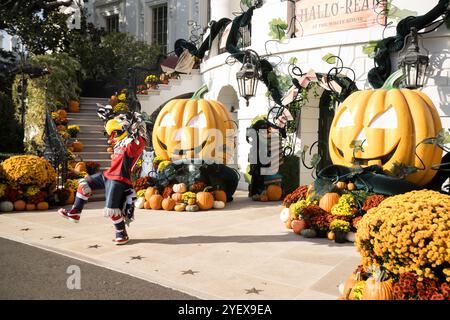 Washington, Usa. 30. Oktober 2024. Das Washington Capitals NHL Maskottchen Slapshot, bei der „Hallo-READ“-Veranstaltung während der Halloween-Feierlichkeiten im Südportico des Weißen Hauses, 30. Oktober 2024, in Washington, DC Credit: Aubrey Gemignani/NASA Photo/Alamy Live News Stockfoto