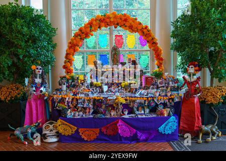Washington, Usa. November 2024. Der Präsident und die First Lady veranstalten eine Dia de los Muertos Ofrenda, einen traditionellen mexikanischen Altar zum Tag der Toten, der Love One's on the East Landing of the White House am 1. November 2024 in Washington, DC Credit: Adline Thomas/White House Photo/Alamy Live News Stockfoto