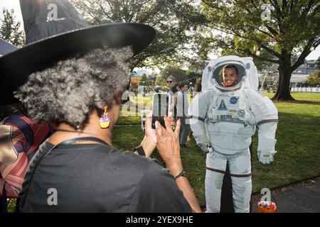 Washington, Usa. 30. Oktober 2024. Besucher posieren als NASA-Astronauten für ein Foto bei der „Hallo-READ“-Veranstaltung während der Halloween-Feierlichkeiten im Südrasen des Weißen Hauses, 30. Oktober 2024, in Washington, DC Credit: Aubrey Gemignani/NASA Photo/Alamy Live News Stockfoto