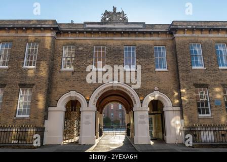 Der Vordereingang zur Portsmouth Grammar School, 1, High Street, Old Portsmouth, Hampshire, UK, Privatschule in der maritimen Stadt Portsmouth, Großbritannien. Stockfoto